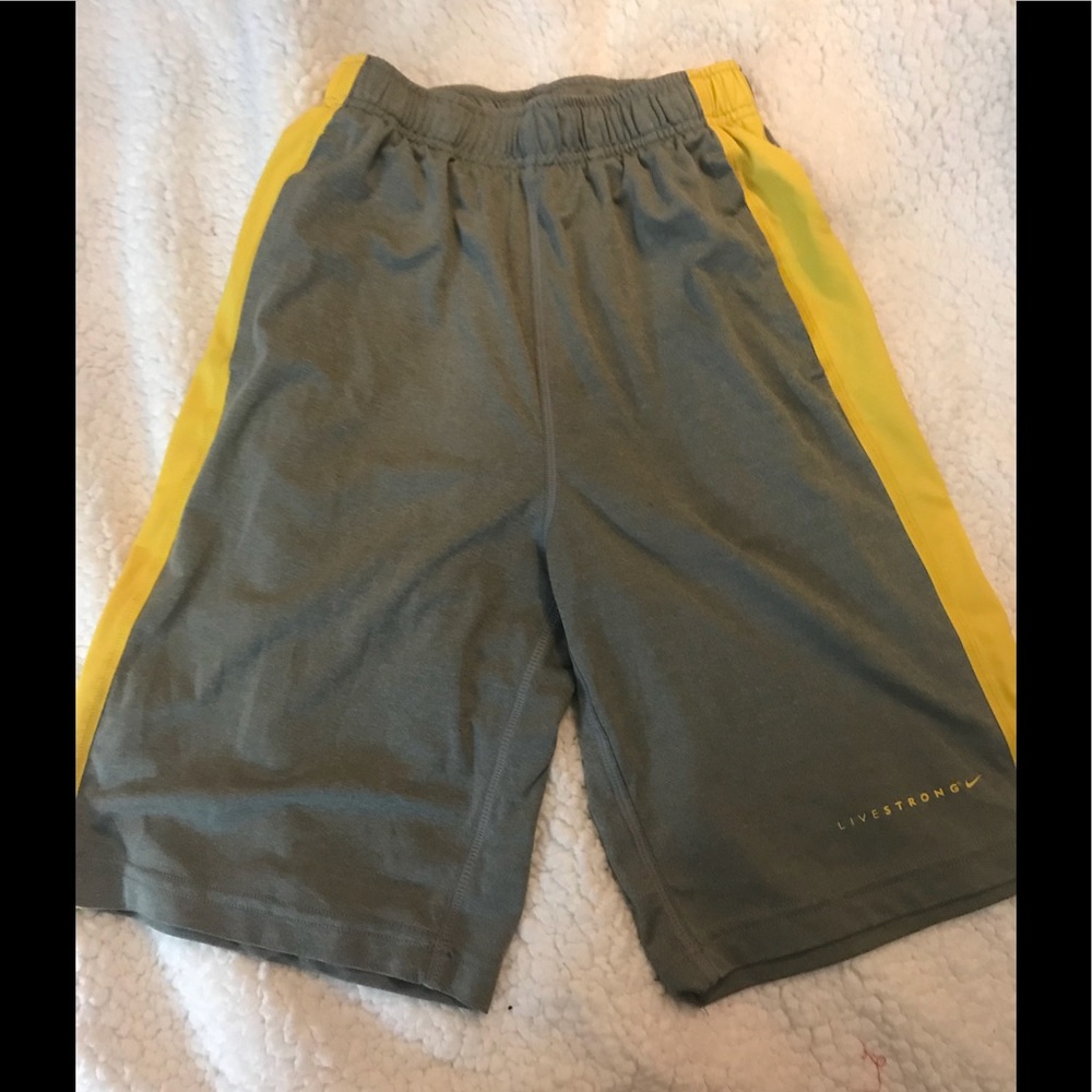 💥🔥Nike livestrong shorts youth large